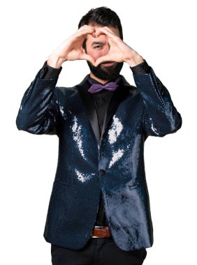 Elleri ile bir kalp yapma payet ceket ile yakışıklı adam