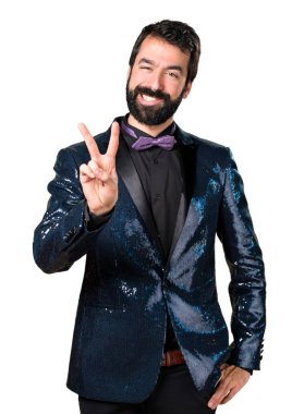 Zafer jest yapma payet ceket ile yakışıklı adam