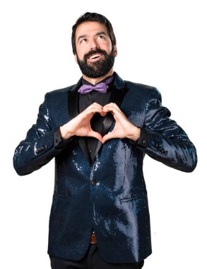 Elleri ile bir kalp yapma payet ceket ile yakışıklı adam