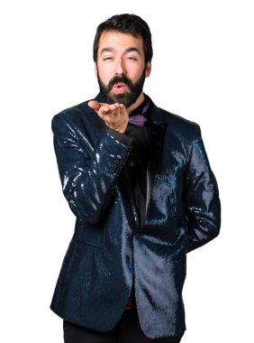 Yakışıklı adam öpücük gönderme payet ceket ile