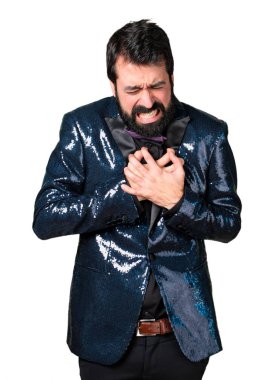 Kalp ağrısı ceketle payet ile yakışıklı adam