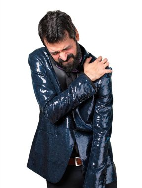 Omuz ağrısı ceketle payet ile yakışıklı adam