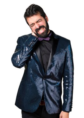 Boyun ağrısı ceketle payet ile yakışıklı adam