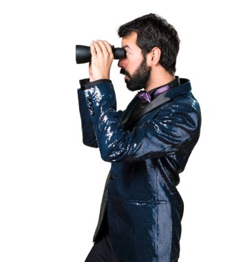 Payet ceket ile dürbün ile yakışıklı adam