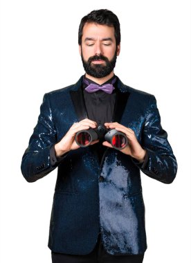 Payet ceket ile dürbün ile yakışıklı adam