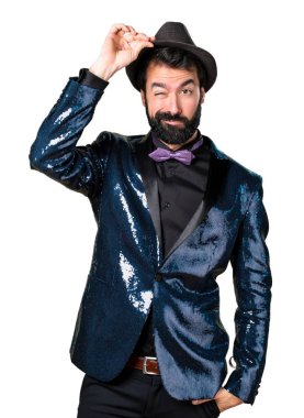 Payet ceket şapkalı olan yakışıklı adam