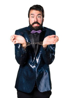 Kelepçe ceketle payet ile yakışıklı adam