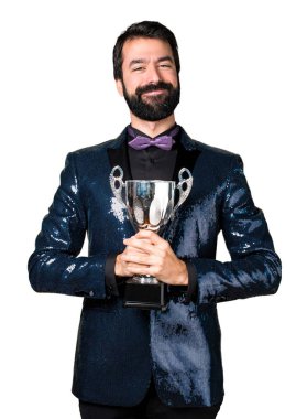 Bir kupa tutan payet ceket ile yakışıklı adam