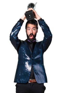 Bir kupa tutan payet ceket ile yakışıklı adam