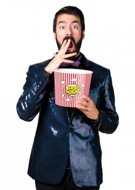 Popcorns yeme payet ceket ile yakışıklı adam