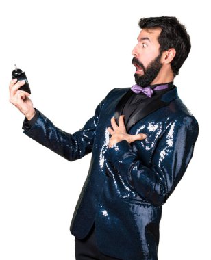 Vintage saat tutan payet ceket ile yakışıklı adam