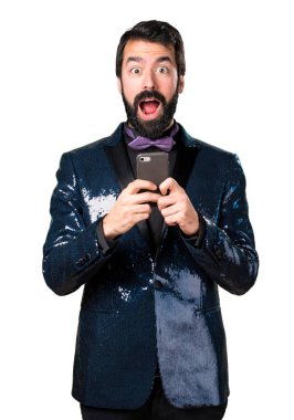 Payet ceket için mobil konuşuyor yakışıklı adam