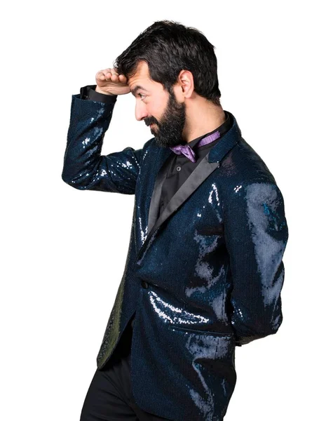 Hombre guapo con chaqueta de lentejuelas mostrando algo —  Fotos de Stock