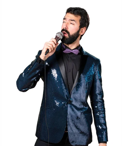 Hombre guapo con chaqueta de lentejuelas cantando con micrófono —  Fotos de Stock
