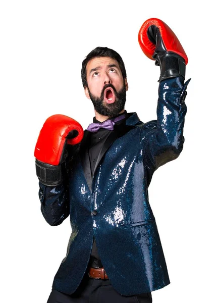 Hombre guapo con chaqueta de lentejuelas con guantes de boxeo —  Fotos de Stock