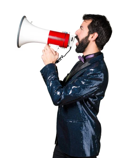 Knappe man met pailletten jas schreeuwen door megafoon — Stockfoto