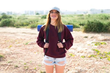 Doğada backpacker güzel kız