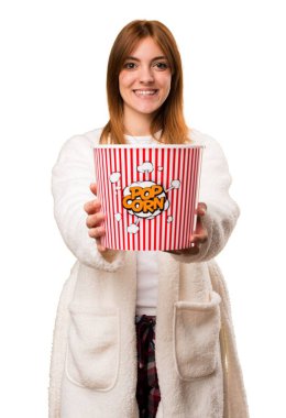 Genç kadın sabahlık popcorns yeme