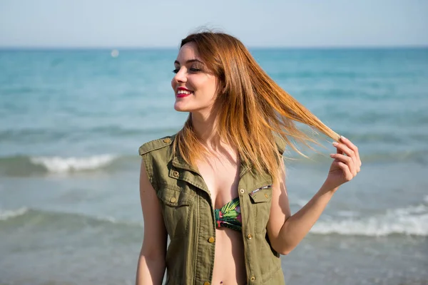 Hermosa joven en la playa — Foto de Stock