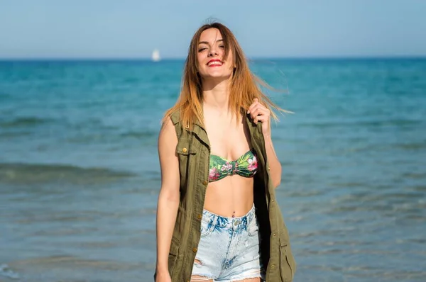 Vacker ung flicka på stranden — Stockfoto