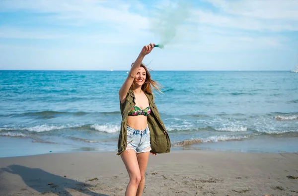 Belle fille en plein air avec bombe à fumée — Photo