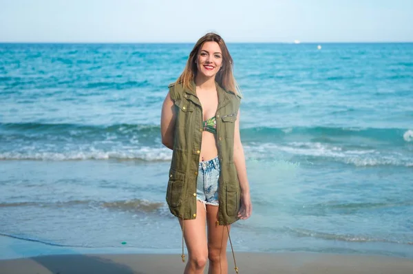 Hermosa joven en la playa — Foto de Stock