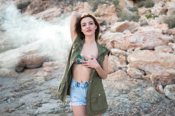 Vacker flicka utomhus med med rök bomb — Stockfoto