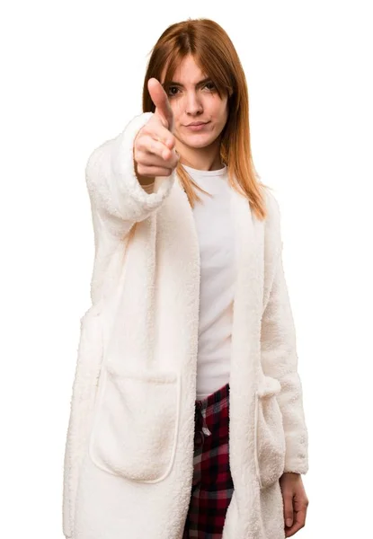 Jeune femme en robe de chambre faisant geste d'arme — Photo