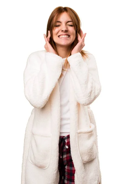 Mladá žena v županu, pokrývající její uši — Stock fotografie