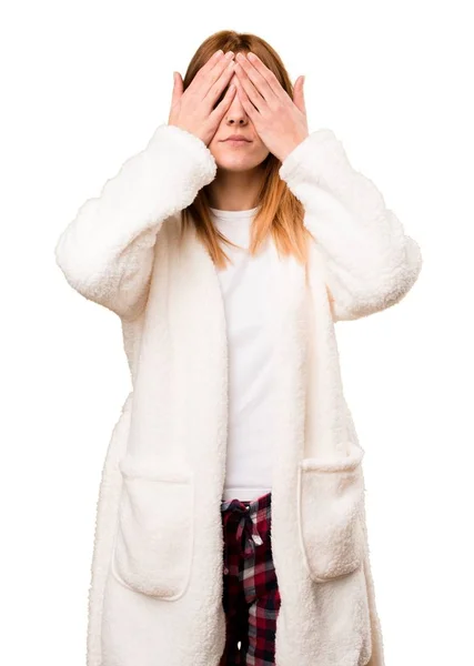 Mujer joven en bata cubriendo sus ojos —  Fotos de Stock