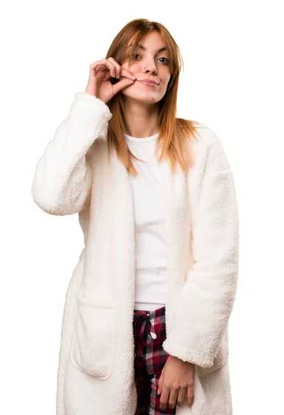 Молодая женщина в халате делает жест молчания — стоковое фото