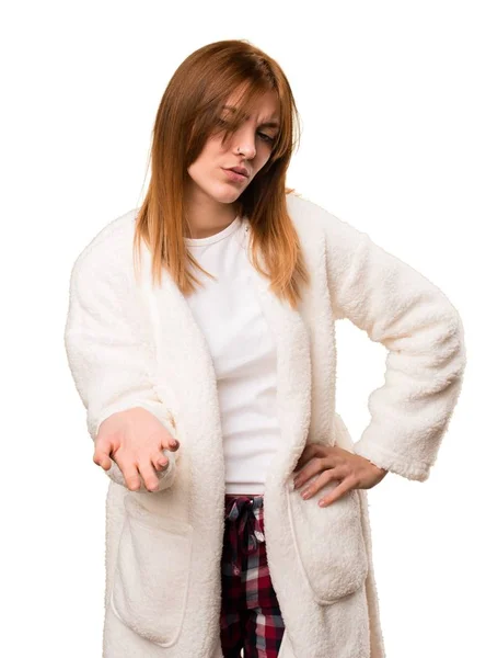 Уставшая молодая женщина в халате — стоковое фото