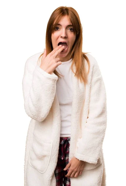 Giovane donna in vestaglia fare gesto vomito — Foto Stock