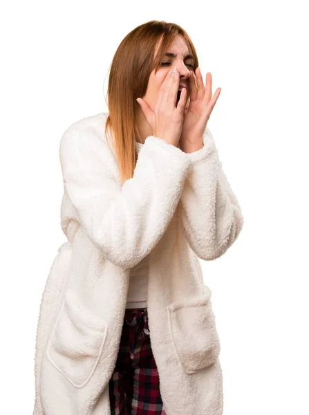 Jonge vrouw in badjas schreeuwen — Stockfoto