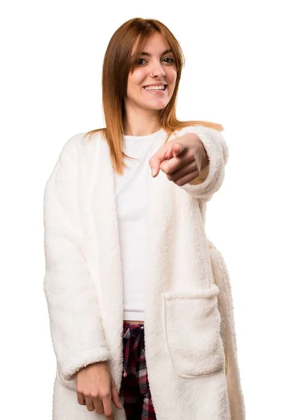 Ung kvinna i morgonrock pekar på framsidan — Stockfoto