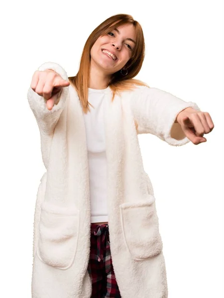 Молодая женщина в халате указывает на фронт — стоковое фото