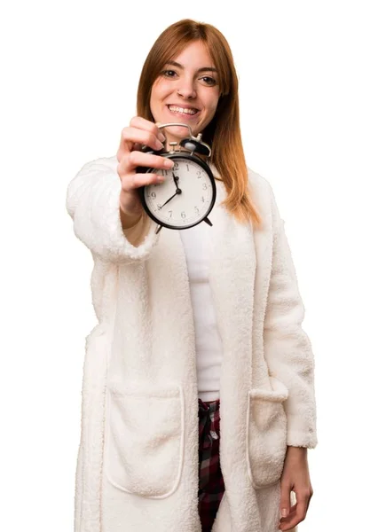 Молодая женщина в халате держит винтажные часы — стоковое фото