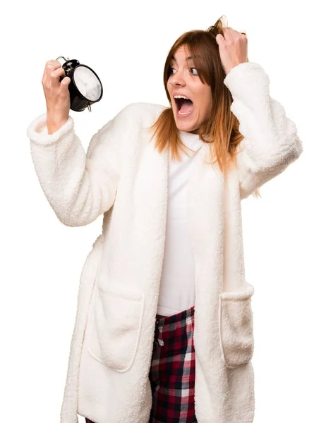 Молодая женщина в халате держит винтажные часы — стоковое фото