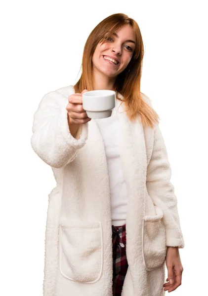 Молодая женщина в халате держит чашку кофе — стоковое фото