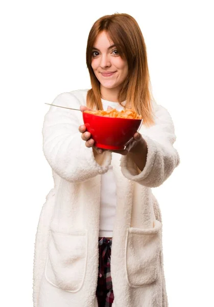 Fiatal nő a pongyola, étkezési gabona, egy tál — Stock Fotó