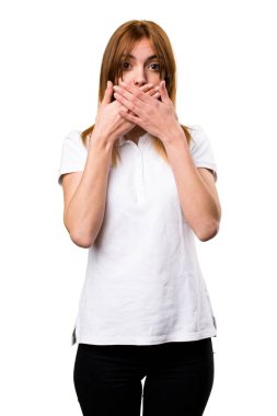 Güzel genç kız ağzına kapsayan