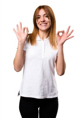 Güzel genç kız ok işareti yapmak