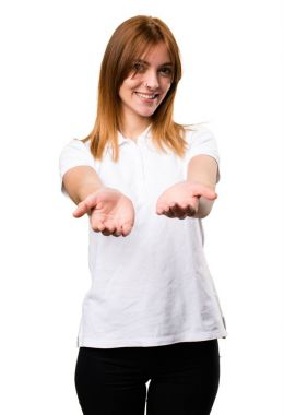 Bir şey tutan güzel genç kız