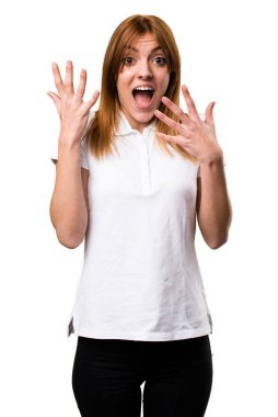 Güzel genç kız sürpriz jest yapma