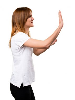 Güzel genç kız bir şey iterek