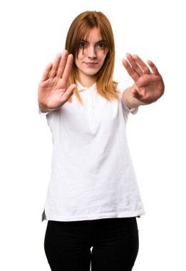 Güzel genç kız dur işareti yapmak