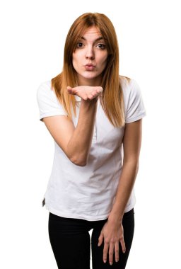 Güzel genç kız öpücük gönderme