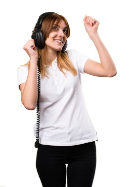 Mutlu güzel genç kız müzik dinleme