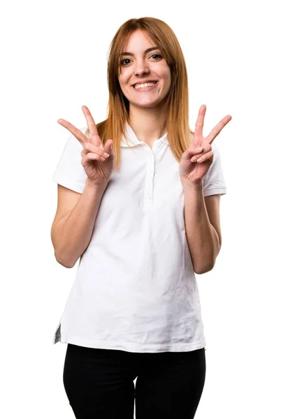 Menina bonita fazendo gesto de vitória — Fotografia de Stock