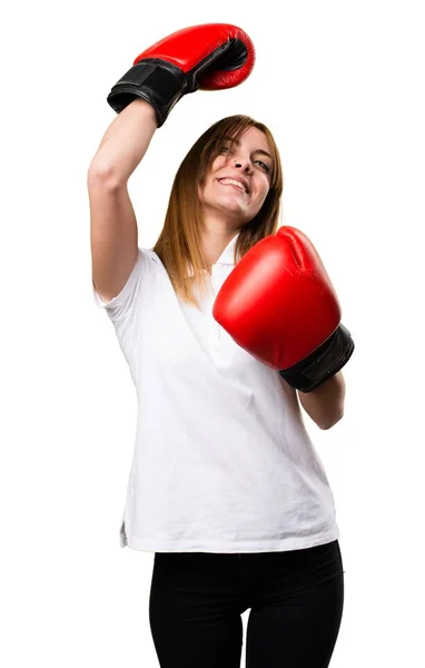 Gelukkig mooi jong meisje met bokshandschoenen — Stockfoto